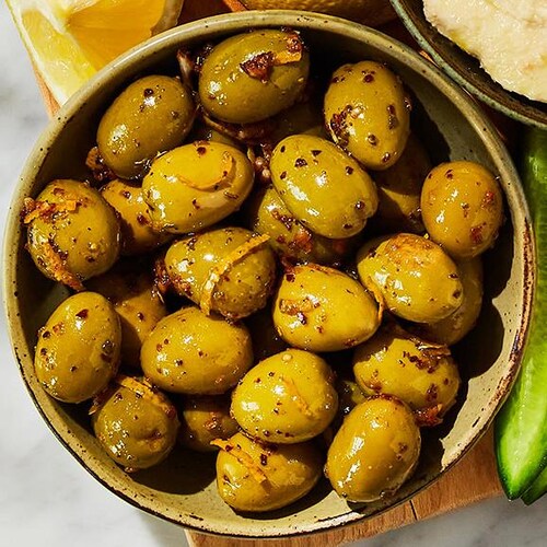 Des olives marinées dans un bol.