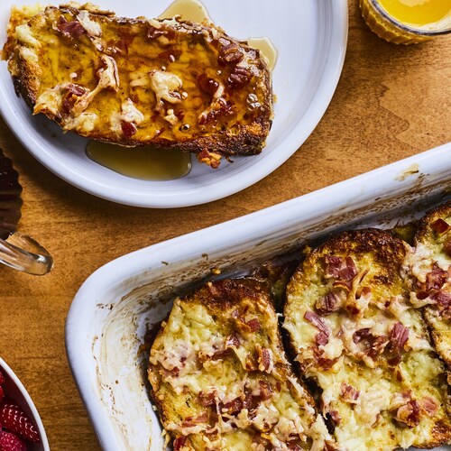 Plusieurs tranches de pain doré sucré-salé dans un plat à cuisson.
