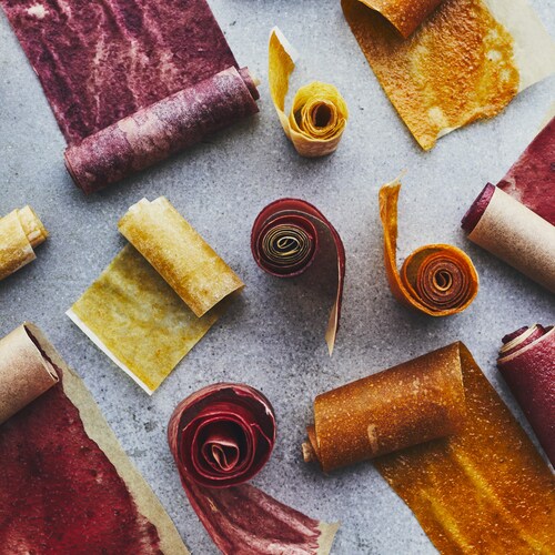 Des rouleaux aux fruits sur un comptoir.