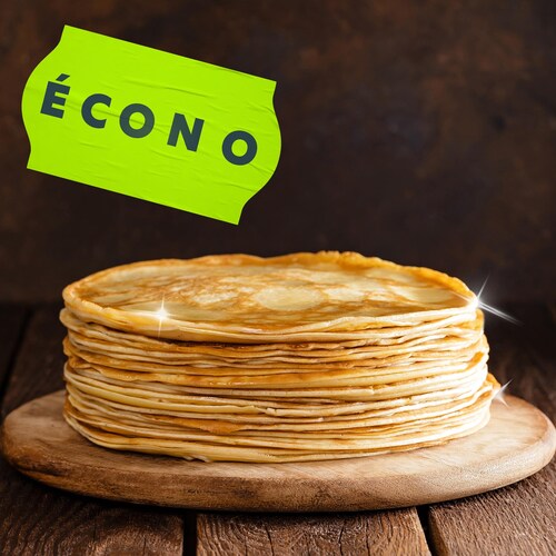 Une pile de crêpes servie sur une planche de bois et avec une étiquette de prix mentionnant ''écono''.