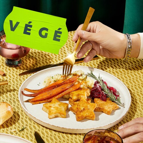 Une personne qui mange un repas de Noël végé.