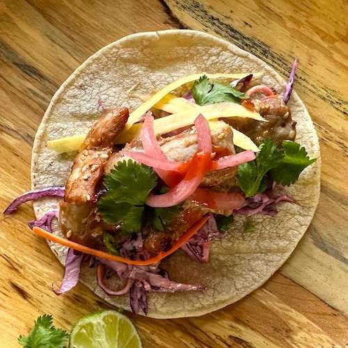 Un tacos au porc bulgogi dans une assiette.