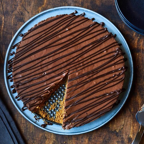 Tarte choco-chaï déposée sur une assiette.
