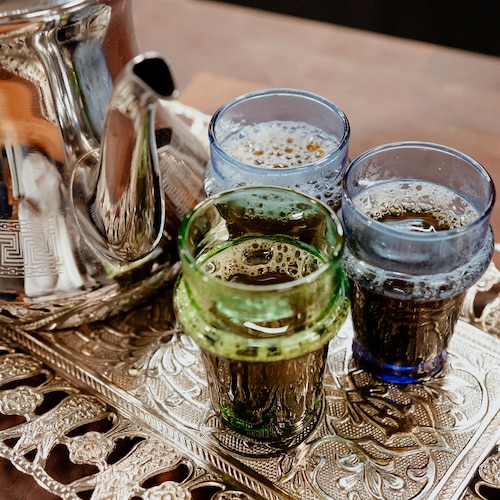 Une théière et des verres de thé à la menthe sur un cabaret.