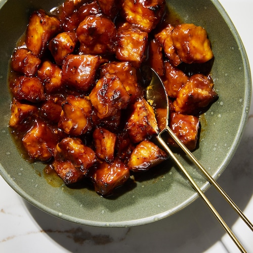 Un bol rempli de tofu magique général Tao.