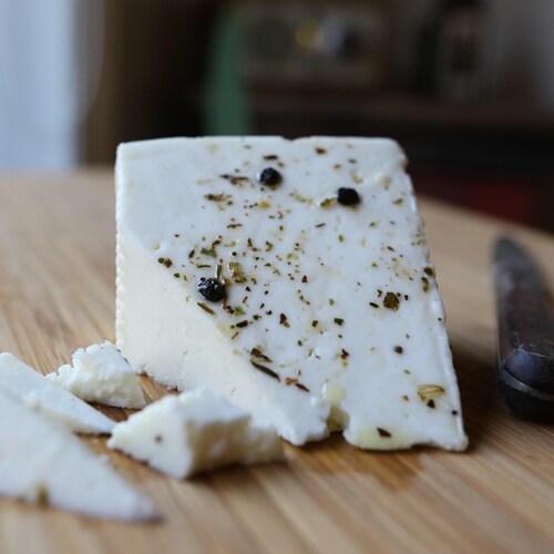 Le fromage de type feta de la fromagerie fermière Cassis et Mélisse.