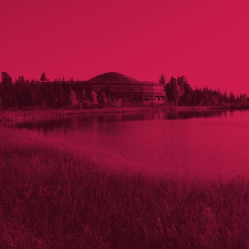 Image d'entête du dossier Élections T.N.-O., avec en arrière-plan une vue extérieure de l'Assemblée législative, à Yellowknife.