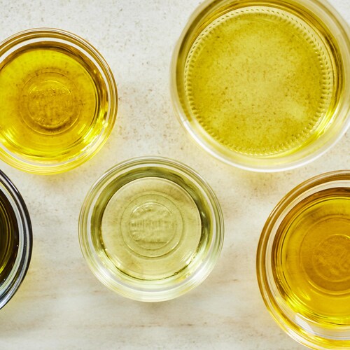 Différents types d'huiles dans des pots transparents. 