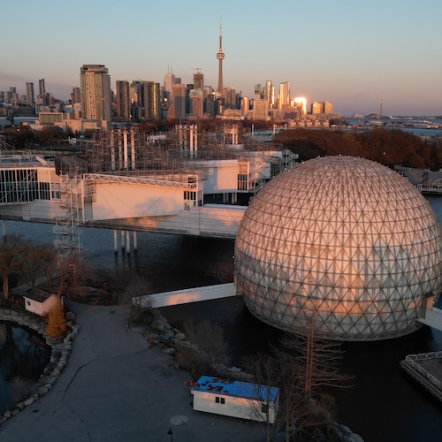 Vue aérienne de la Place de l'Ontario au coucher du soleil le 15 novembre 2023. Vue de la ville de Toronto et du lac Ontario.