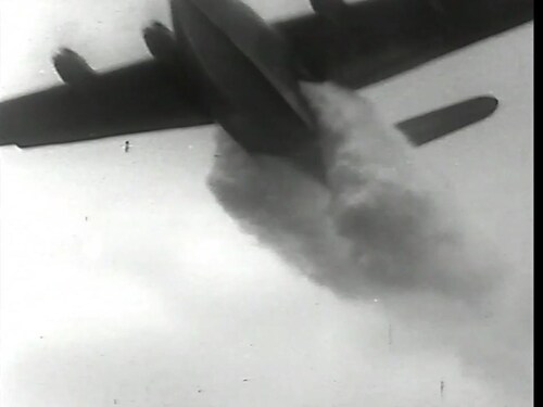 Un CL-215 déverse sa cargaison d'eau sur un feu de forêt dans les années 1960.