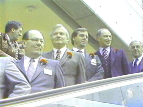 Dignitaires, dont Pierre Elliott Trudeau, en file dans l'escalier roulant du Centre Rideau lors de son inauguration.