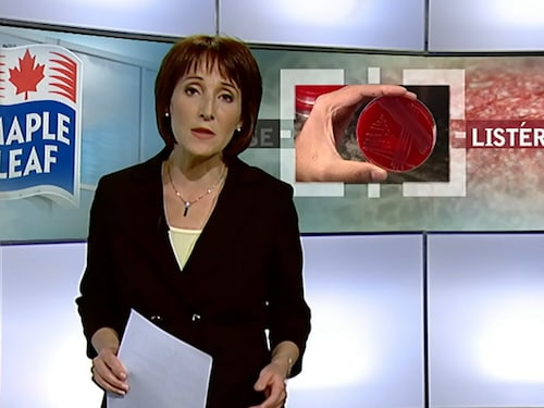 La présentatrice Julie Drolet devant une infographie de la listériose avec le logo de Maple Leaf.