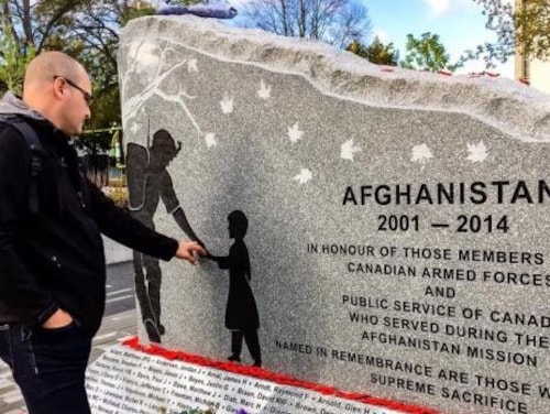 À Ottawa, une personne examine le monument consacré aux soldats canadiens et à des membres de la fonction publique qui ont servis en Afghanistan.