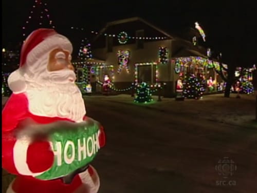 Un père Noël illuminé en avant-plan.