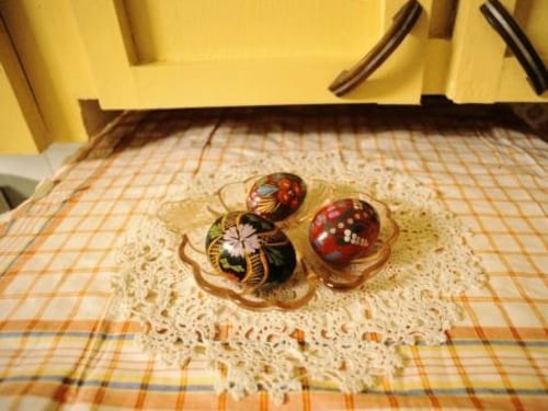Oeufs de Pâques décorés au centre d'une table. 
