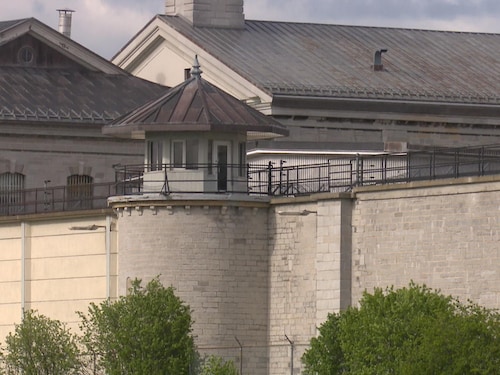 Une partie du mur et des tours d'observation du pénitencier de Kingston.