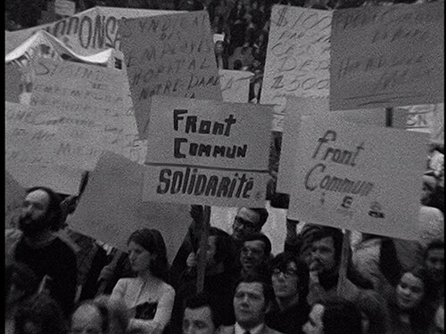 Foule au Forum avec des pancartes portant l'inscription : Front commun solidarité.