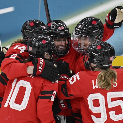 Une hockeyeuse célèbre son but avec ses coéquipières.