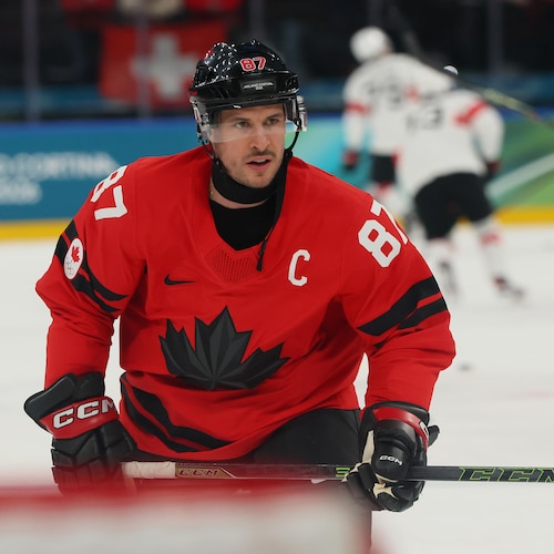 Il patine et regarde au loin.