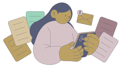Une femme regarde son cellulaire et une enveloppe représentant un nouveau courriel apparait. Le courriel est une nouvelle infolettre.