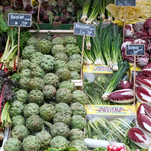 Étalage de légumes frais dans un marché. 
