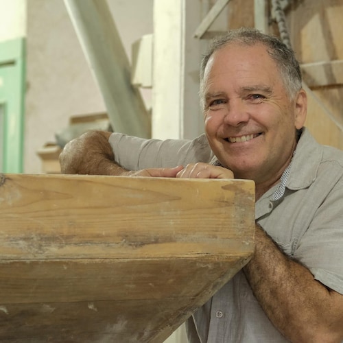 Eric Lamontagne regarde la caméra en souriant. 