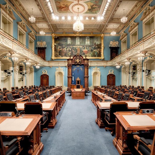 Le Salon bleu de l'Assemblée nationale, vide.
