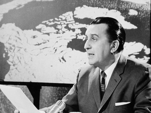 Jean-Paul Nolet lit le Téléjournal de Radio-Canada en regardant devant lui et en tenant une feuille de papier.