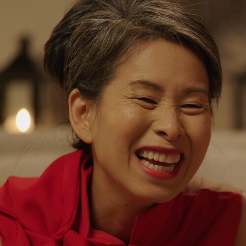 Gros plan sur le visage de Kim Thúy