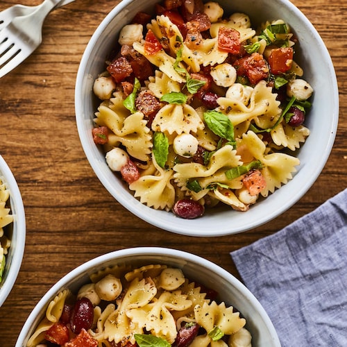 Trois bol de salade de pâtes sont sur la table.