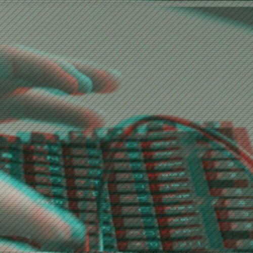 Des mains tapant sur un clavier.