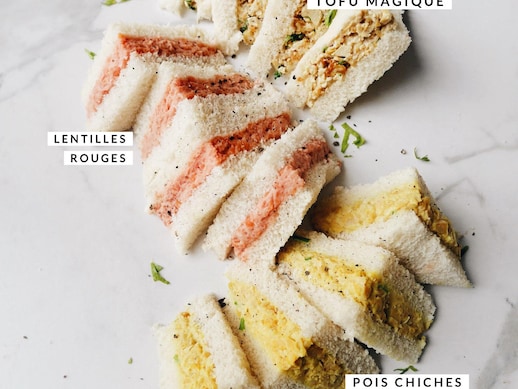 Sur un comptoir se trouvent trois sortes de sandwichs sans croûte végétaliens: aux pois chiches, aux lentilles rouges et au tofu magique.