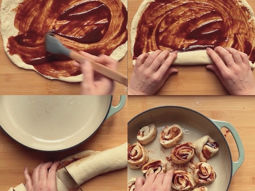 Quatre images de la préparation et le roulage de la pâte. En ordre chronologique, la première est le badigeonnage de la sauce, la deuxième étape est le roulage de la pâte, la troisième est la découpe en tranches et la dernière est la disposition des brioches dans un plat allant au four.