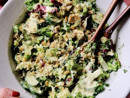 Une salade crémeuse prête à être dégustée.