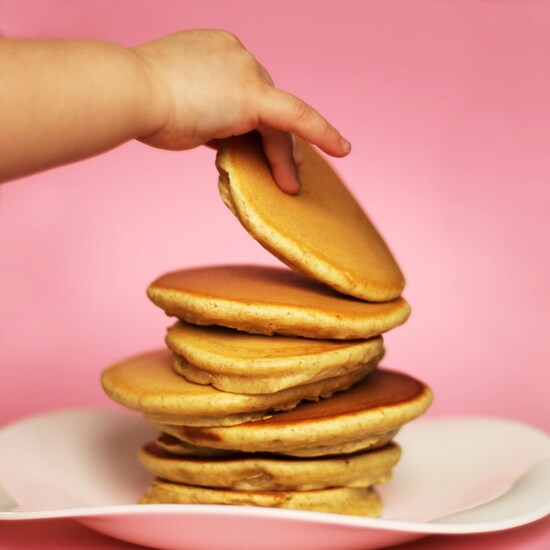 Un enfant prend une pancake.