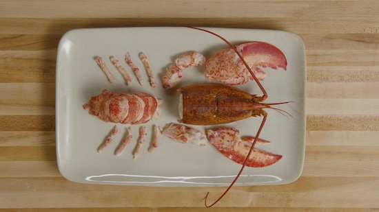 Un homard complètement décortiquer dans une assiette. 
