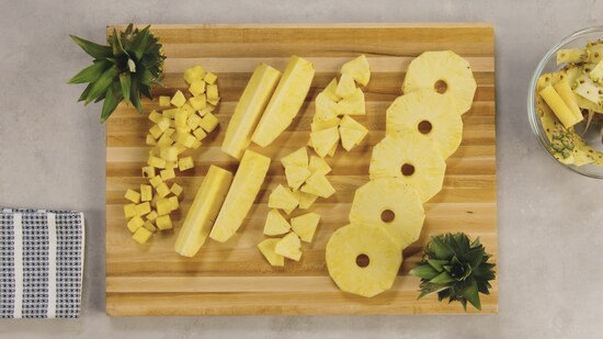 Une dizaine de morceaux d'ananas ont été coupés en différente forme.