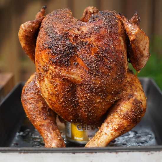 Un poulet cuit sur une canette.