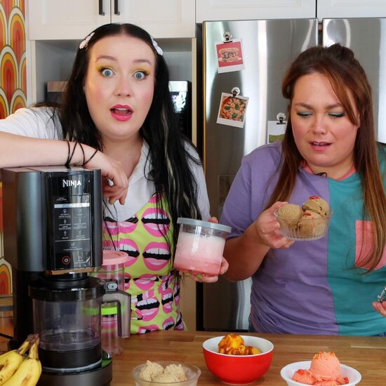 Chrystine et Vanessa dans leur cuisine en train de faire des crèmes glacées louches.