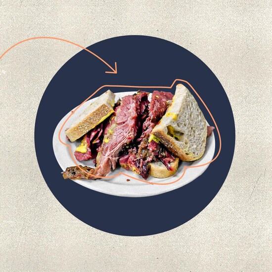 Un sandwich à la viande fumée dans un cercle de couleur marine, accompagné d'une photo de François Pageau.
