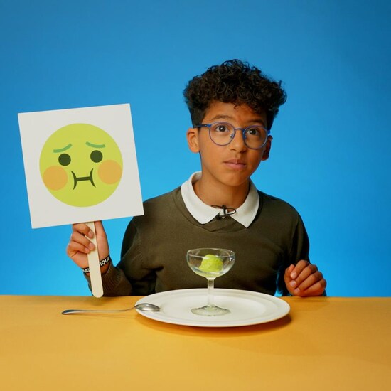 Un jeune garçon qui n'a pas apprécié son expérience de déguster une glace à la coriandre.