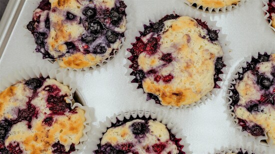 Zoom sur des muffins aux petits fruits dans leur moule.
