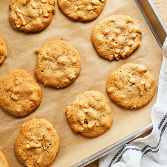 Des biscuits aux pommes sur une plaque à cuisson.