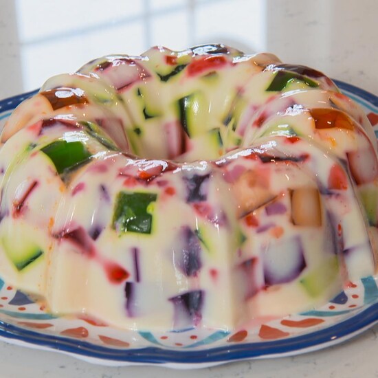 Un dessert mexicain à base de gelée de fruits dans une assiette.