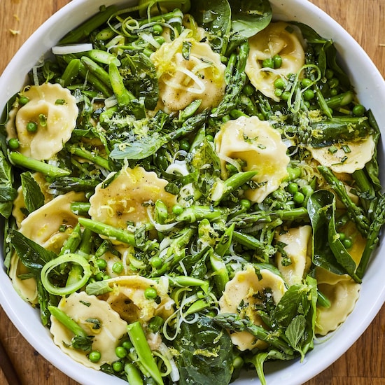 Salade de raviolis au poireau et aux asperges dans une assiette.