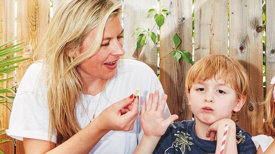 Joanna Fox tente de faire manger un légume à son fils, qui refuse d'un geste de la main.