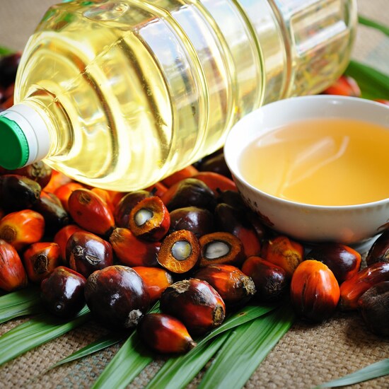 De l'huile de palme avec des fruits de palmiers.