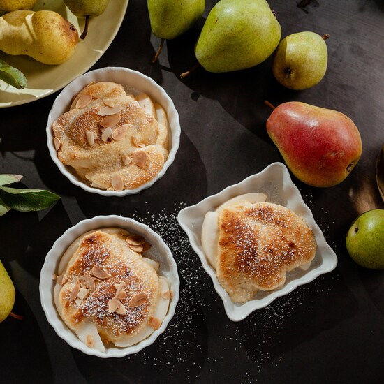 Sur le comptoir, trois plats contiennent des poires à la crème d’amandes et à la fleur d’oranger.