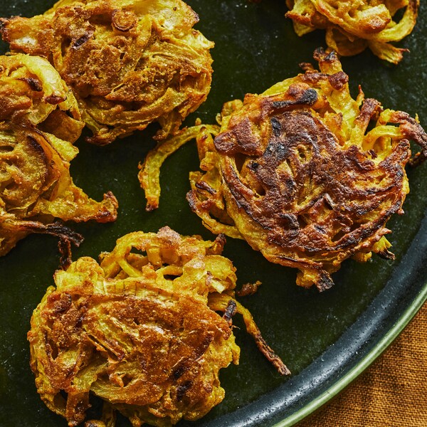 Des bhajis aux oignons dans une assiette.