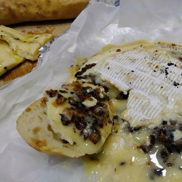 Camembert farci aux champignons. oignons et bacon sur le BBQ 
